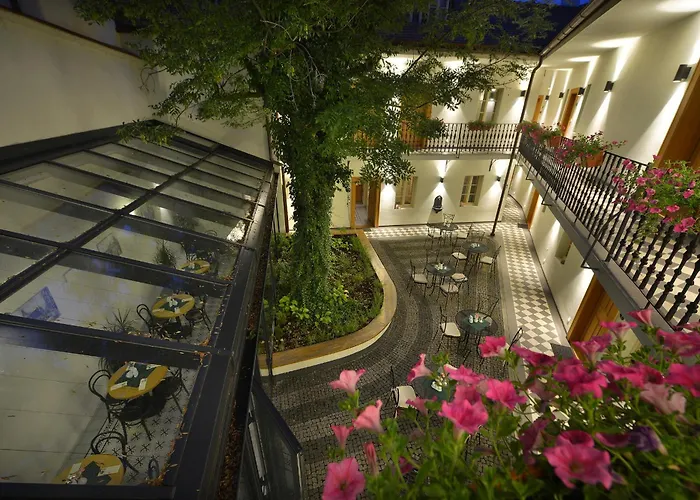 Hotel At The White Lily