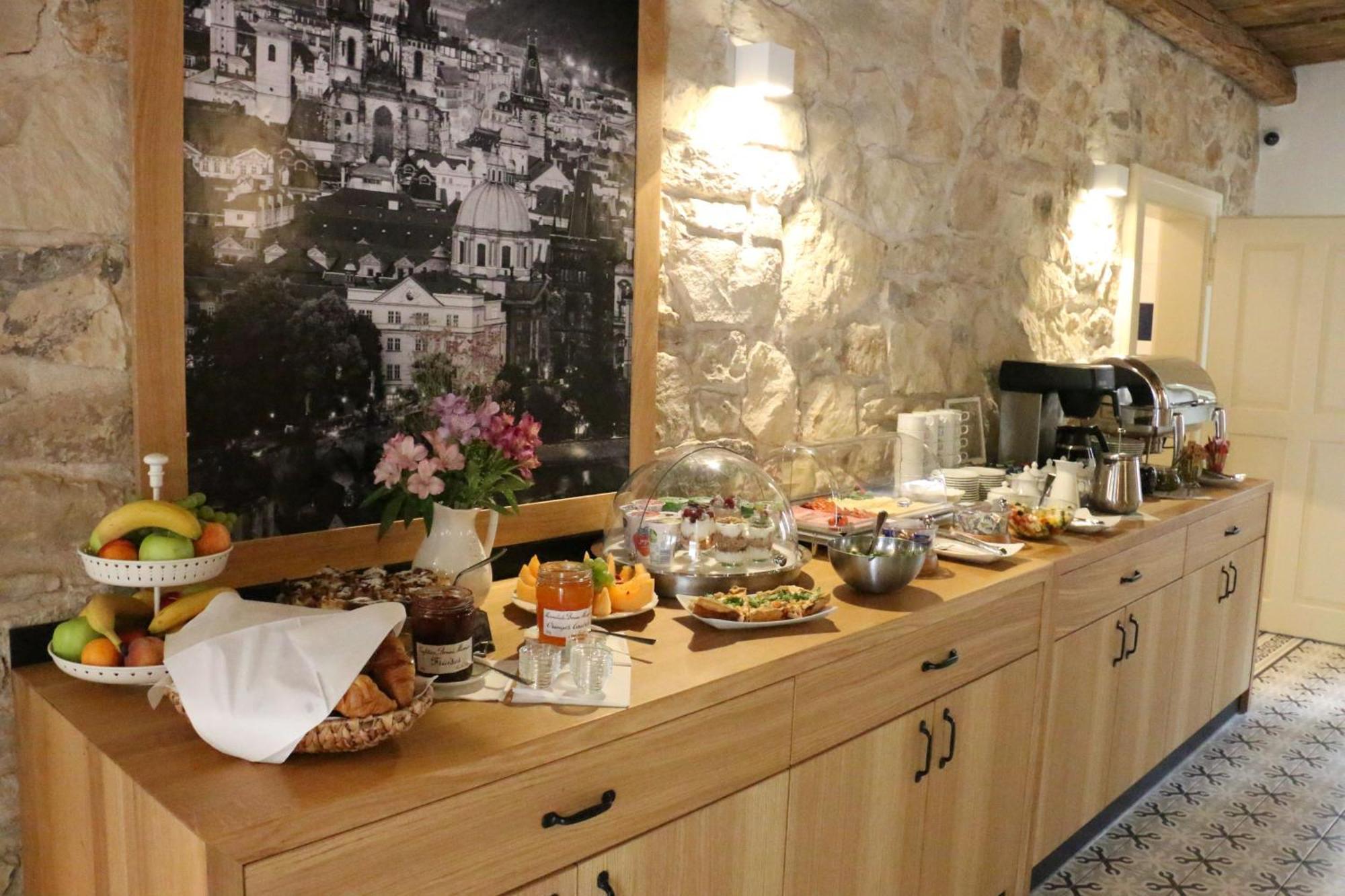At The White Lily Готель
