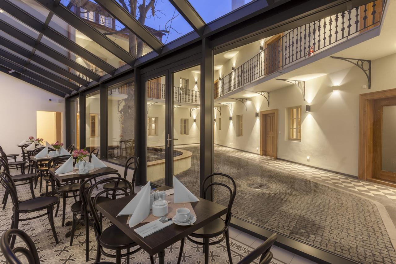 Готель At The White Lily 4*